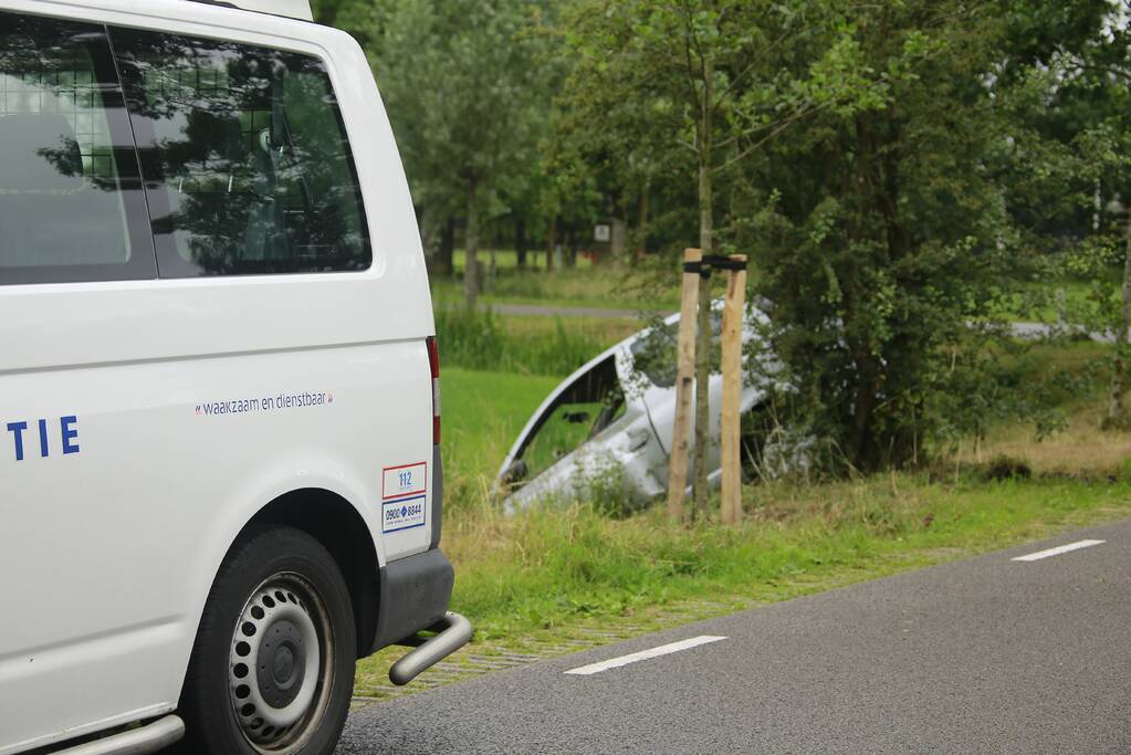 Bestuurster vliegt uit de bocht en belandt in sloot Soest (+ VIDEO)