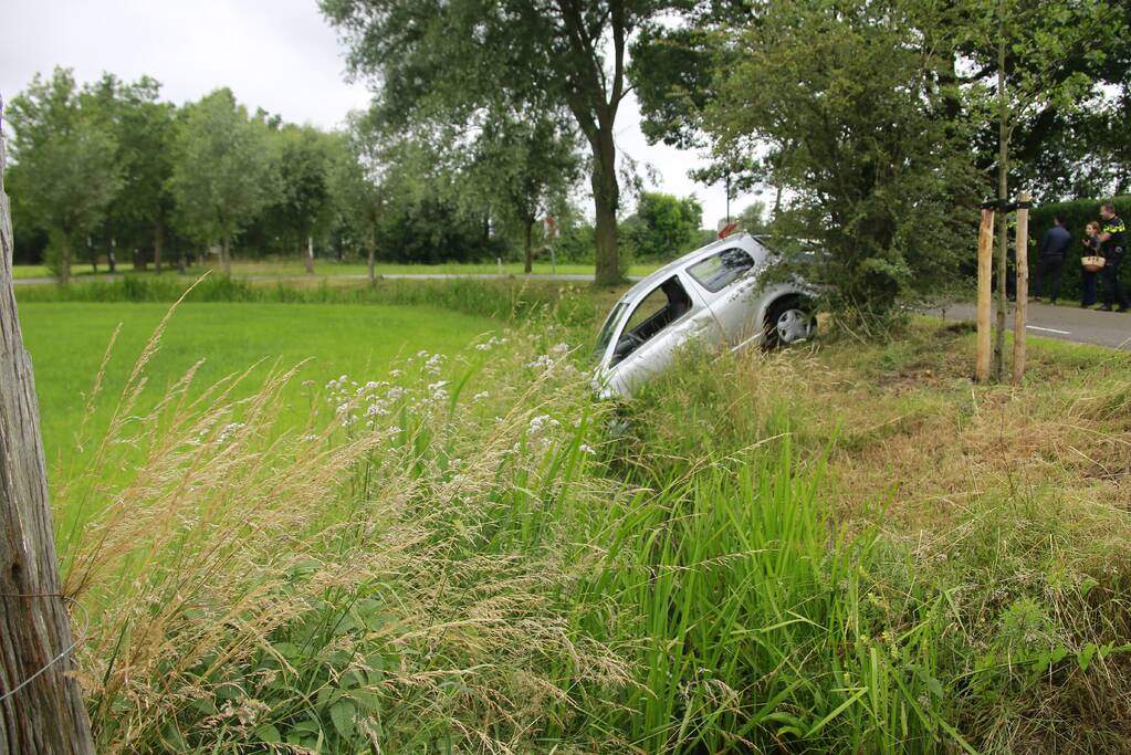 Bestuurster vliegt uit de bocht en belandt in sloot Soest (+ VIDEO)