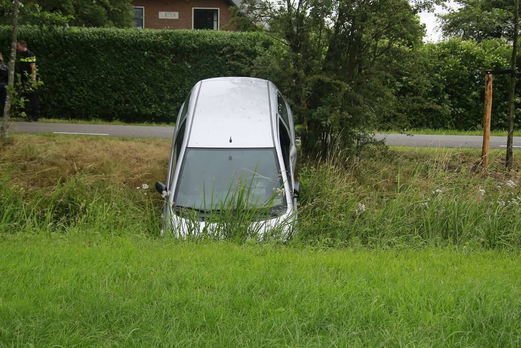 Bestuurster vliegt uit de bocht en belandt in sloot Soest (+ VIDEO)