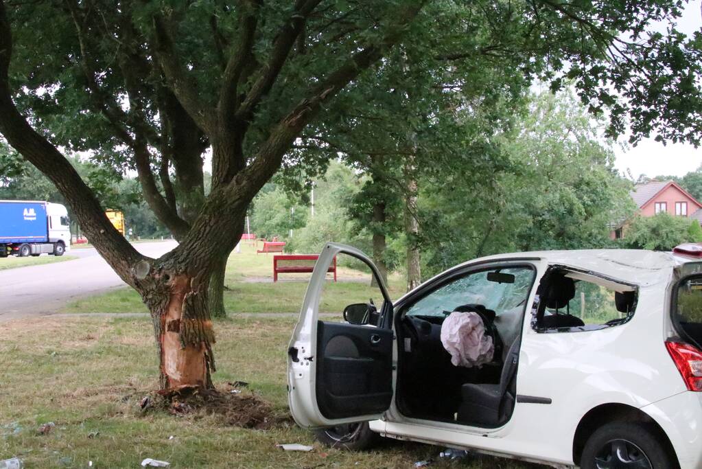 Oudere dame crasht met auto bij tankstation