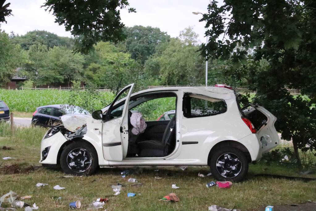 Oudere dame crasht met auto bij tankstation