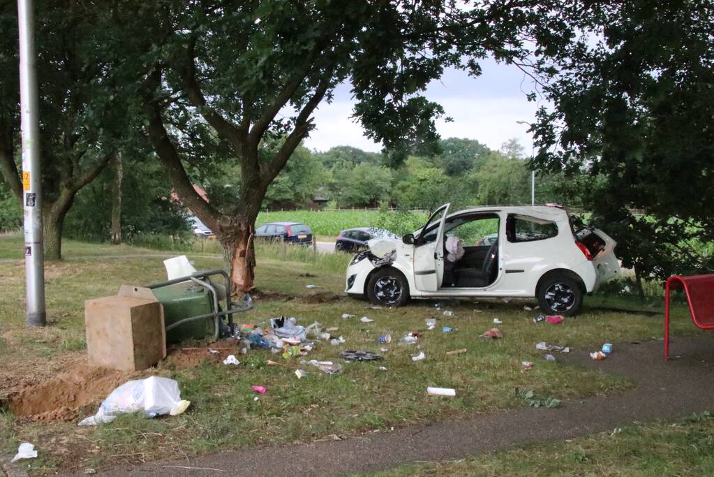 Oudere dame crasht met auto bij tankstation