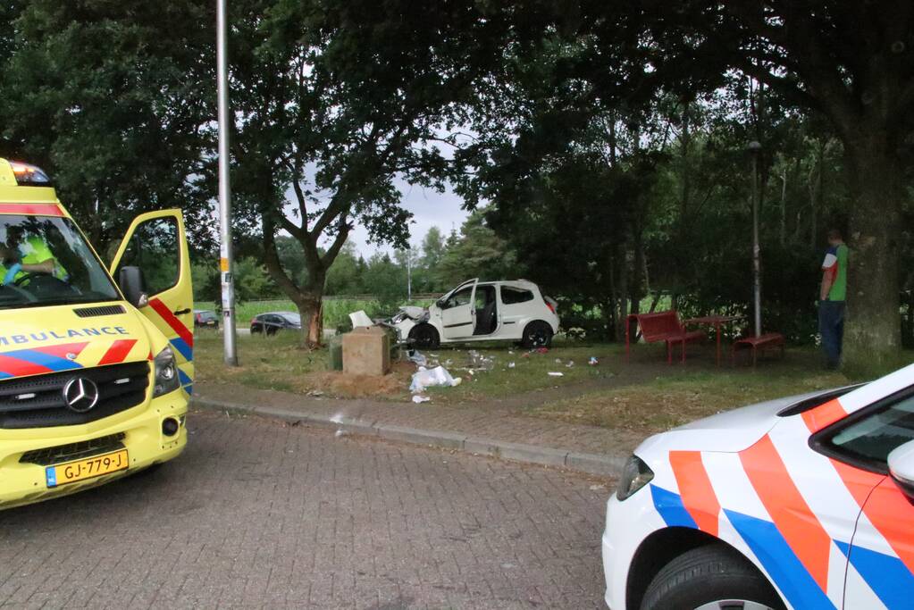 Oudere dame crasht met auto bij tankstation