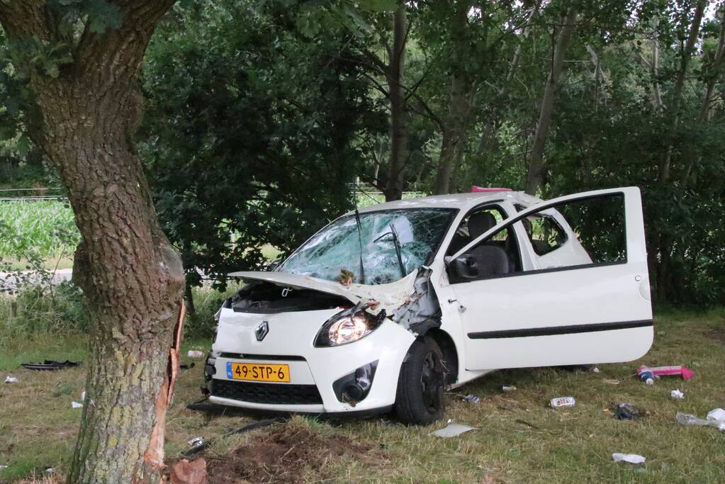 Oudere dame crasht met auto bij tankstation
