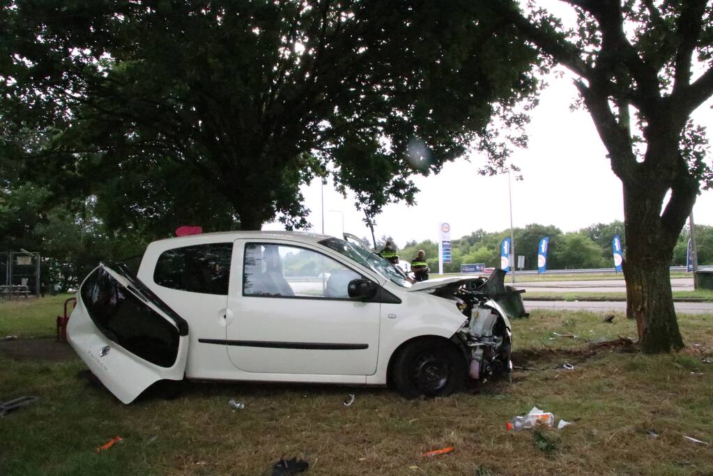 Oudere dame crasht met auto bij tankstation
