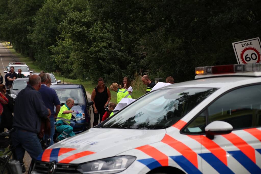Wielrenner vliegt uit de bocht en breekt been