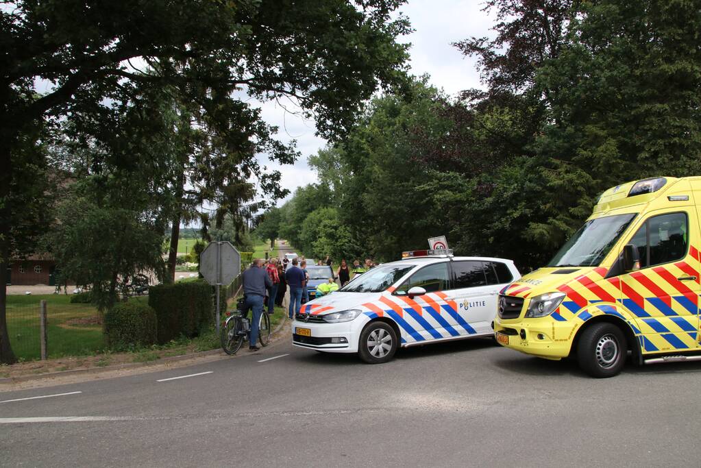 Wielrenner vliegt uit de bocht en breekt been