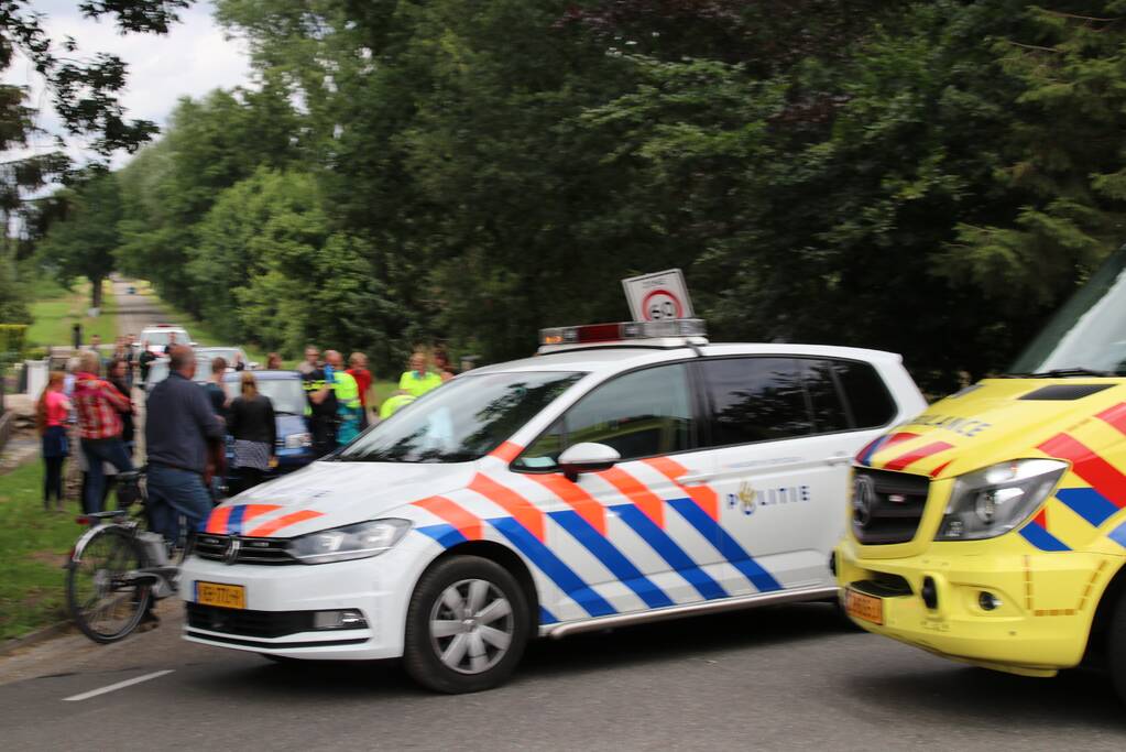Wielrenner vliegt uit de bocht en breekt been