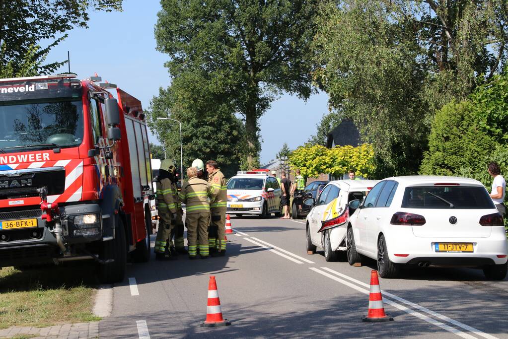 Flinke schade bij kop-staartbotsing tussen drie voertuigen