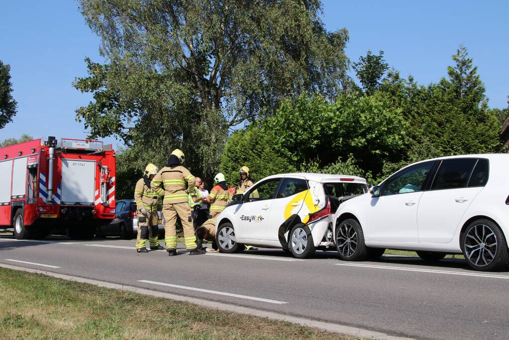 Flinke schade bij kop-staartbotsing tussen drie voertuigen