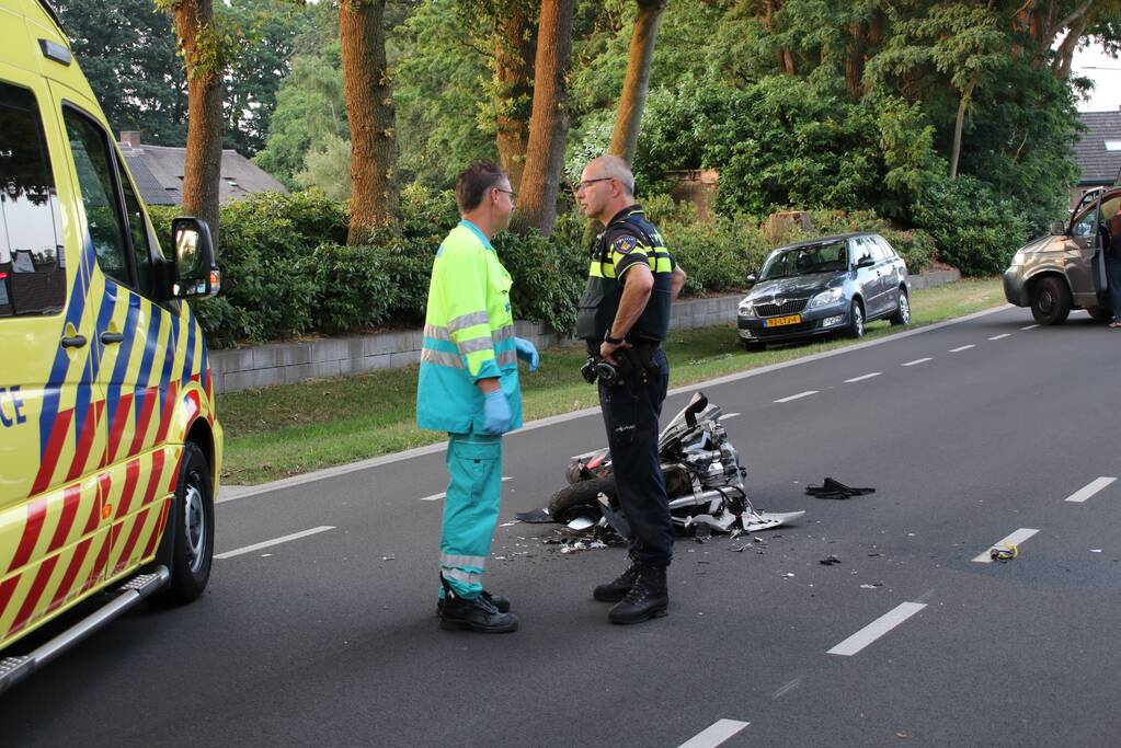 Bestuurder van bromfiets gewond na aanrijding met tractor