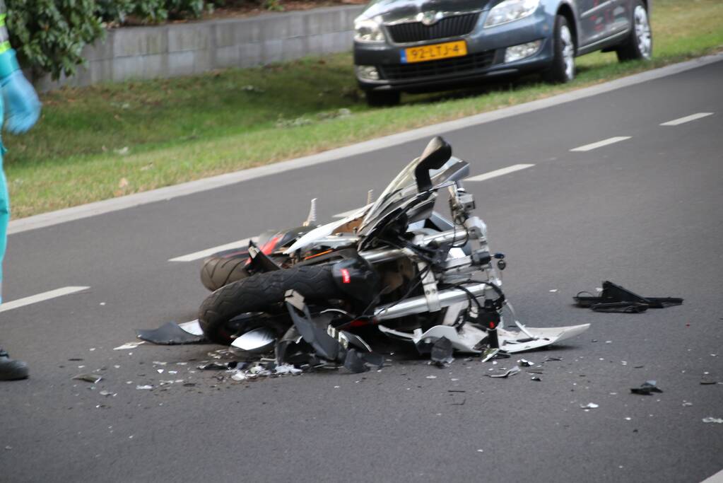 Bestuurder van bromfiets gewond na aanrijding met tractor