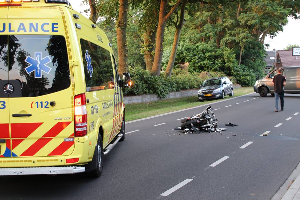 Bestuurder van bromfiets gewond na aanrijding met tractor