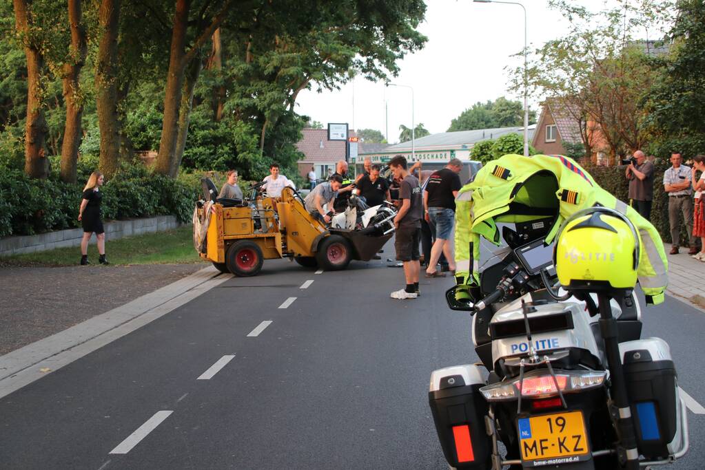 Bestuurder van bromfiets gewond na aanrijding met tractor