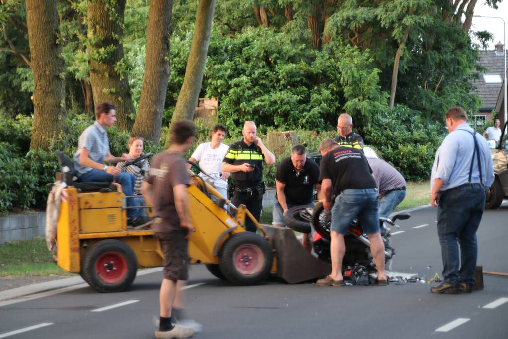 Bestuurder van bromfiets gewond na aanrijding met tractor