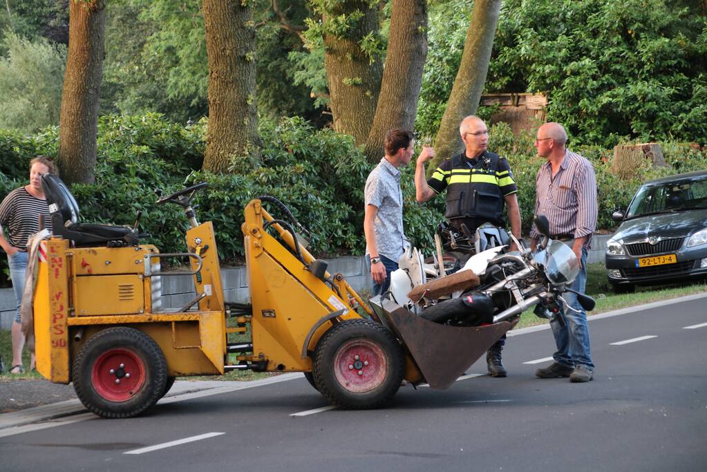 Bestuurder van bromfiets gewond na aanrijding met tractor