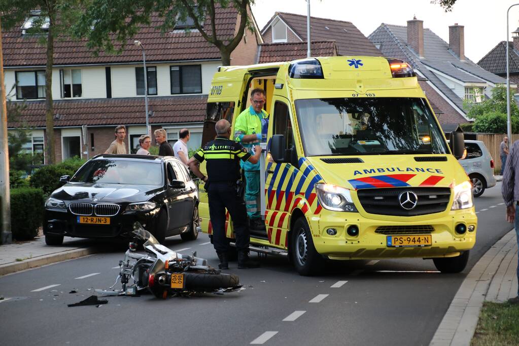 Bestuurder van bromfiets gewond na aanrijding met tractor