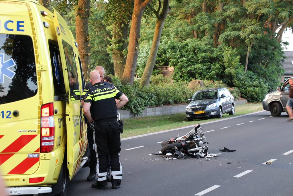 Bestuurder van bromfiets gewond na aanrijding met tractor