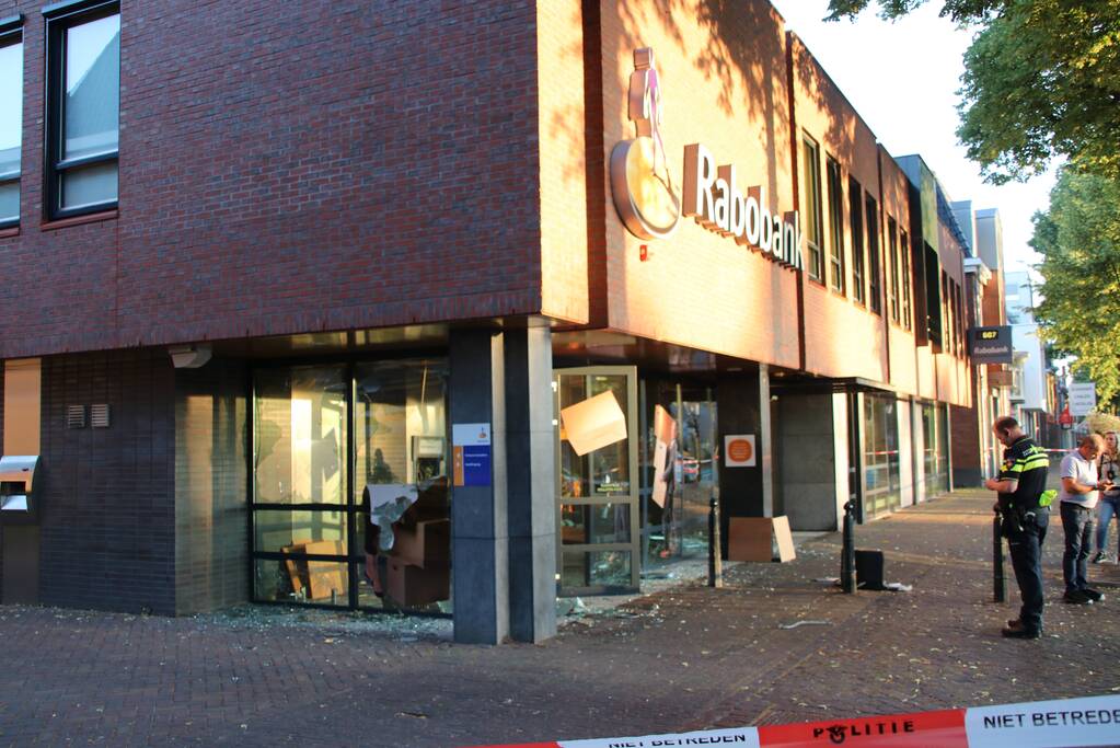 Harde knallen bij plofkraak Rabobank