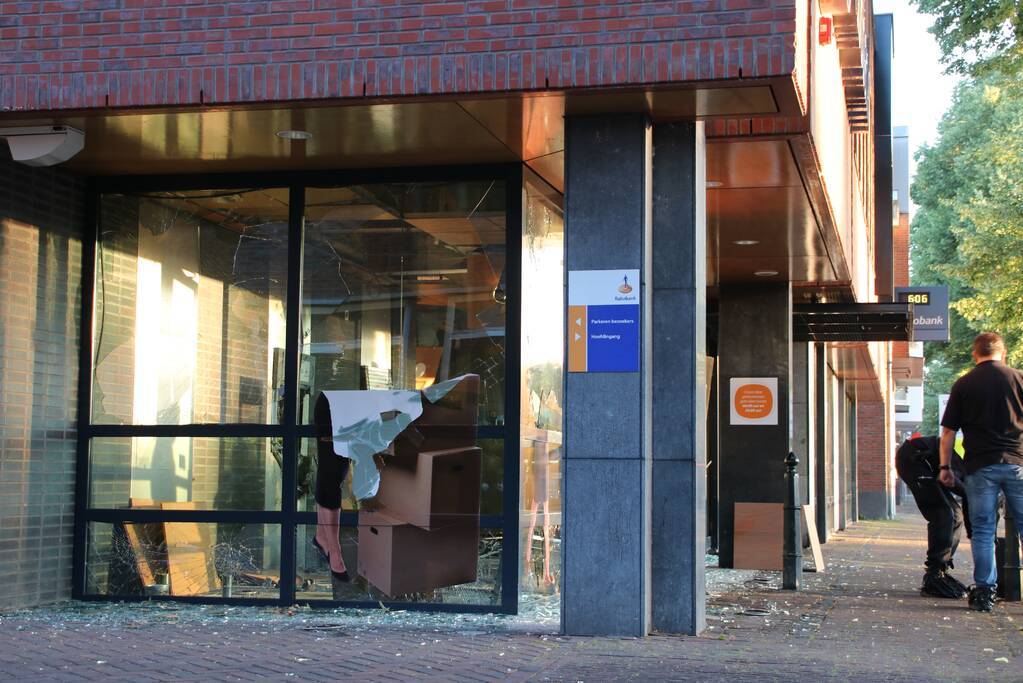 Harde knallen bij plofkraak Rabobank