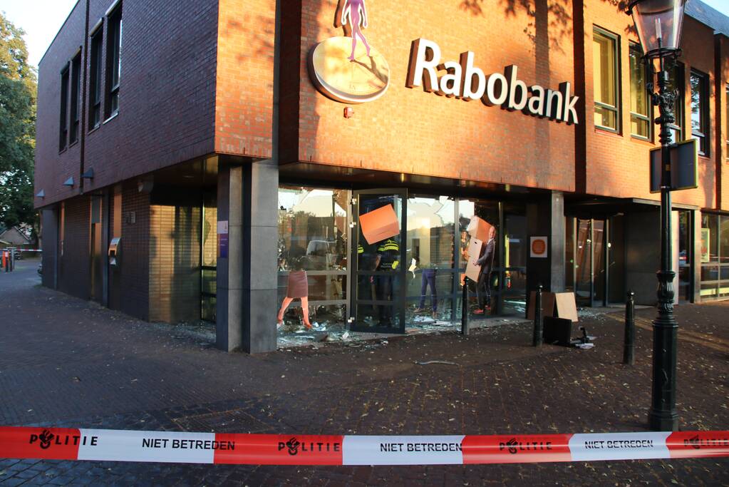 Harde knallen bij plofkraak Rabobank
