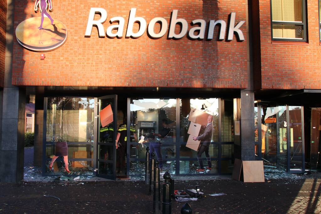 Harde knallen bij plofkraak Rabobank