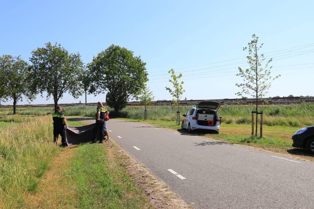 Twee personen gewond na aanrijding met auto