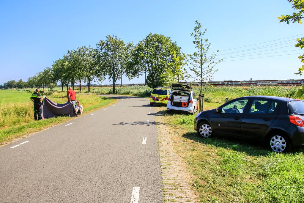 Twee personen gewond na aanrijding met auto