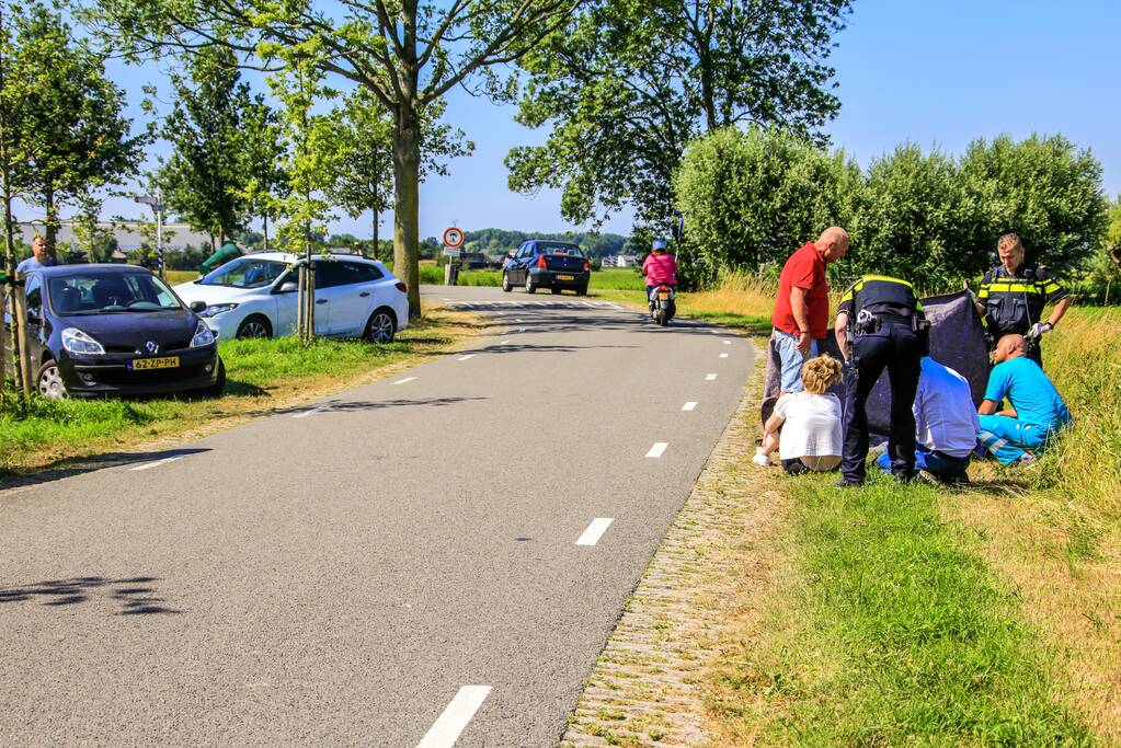 Twee personen gewond na aanrijding met auto