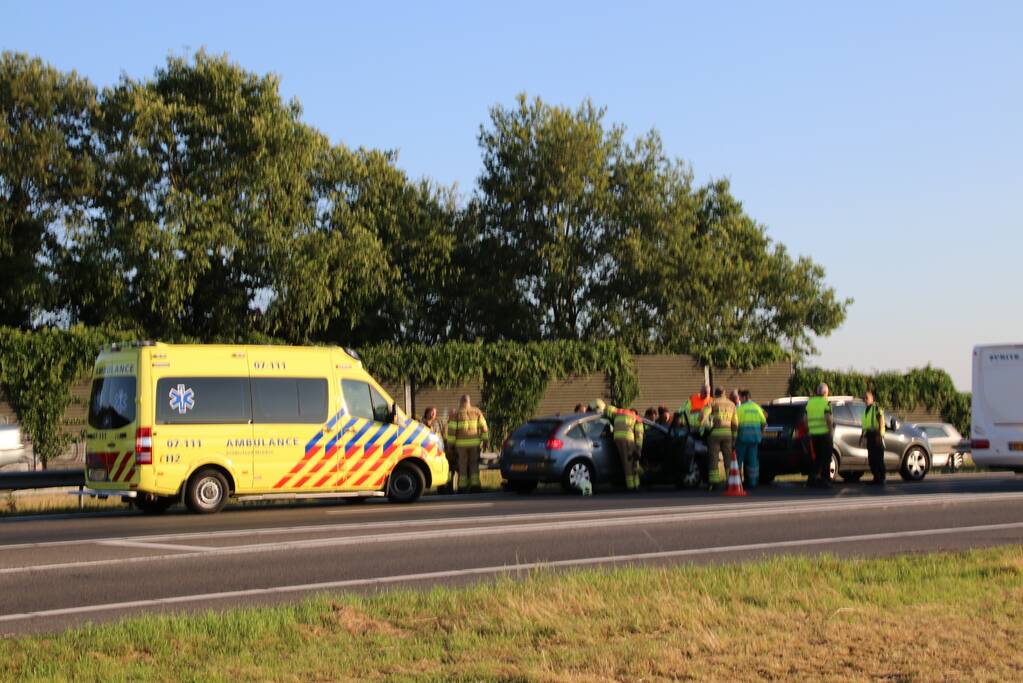 Veel schade bij kop-staartaanrijding.