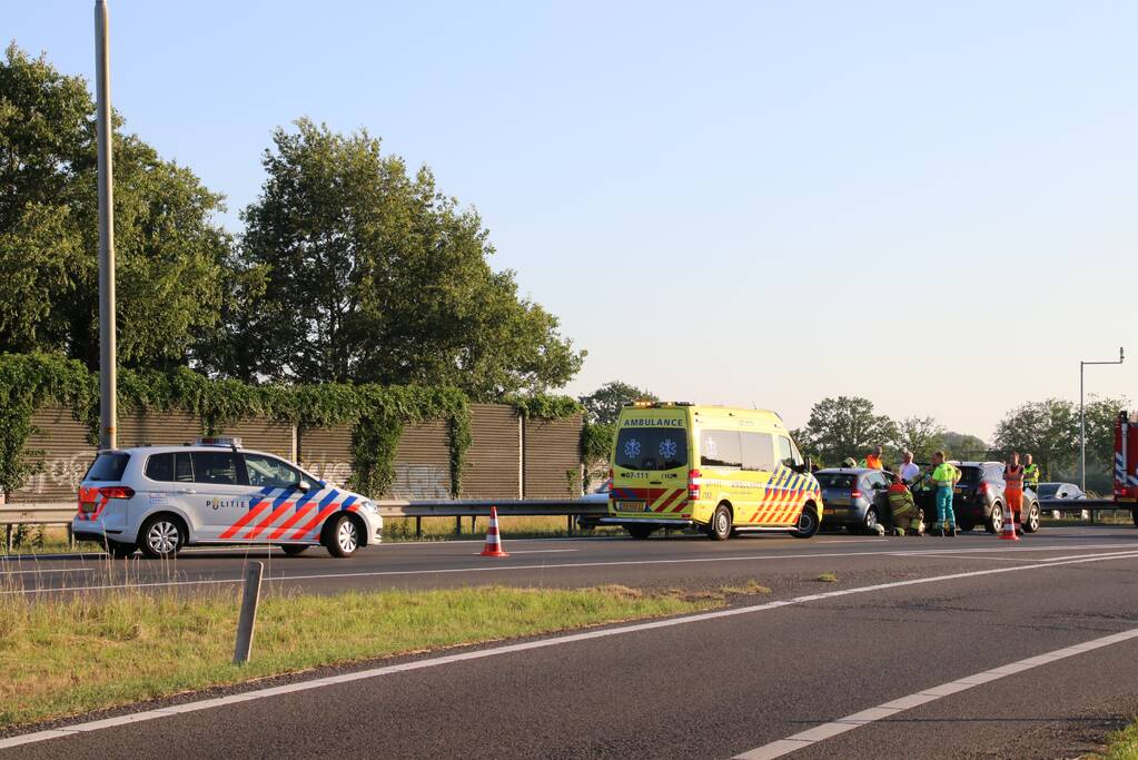 Veel schade bij kop-staartaanrijding.