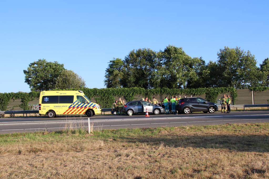 Veel schade bij kop-staartaanrijding.