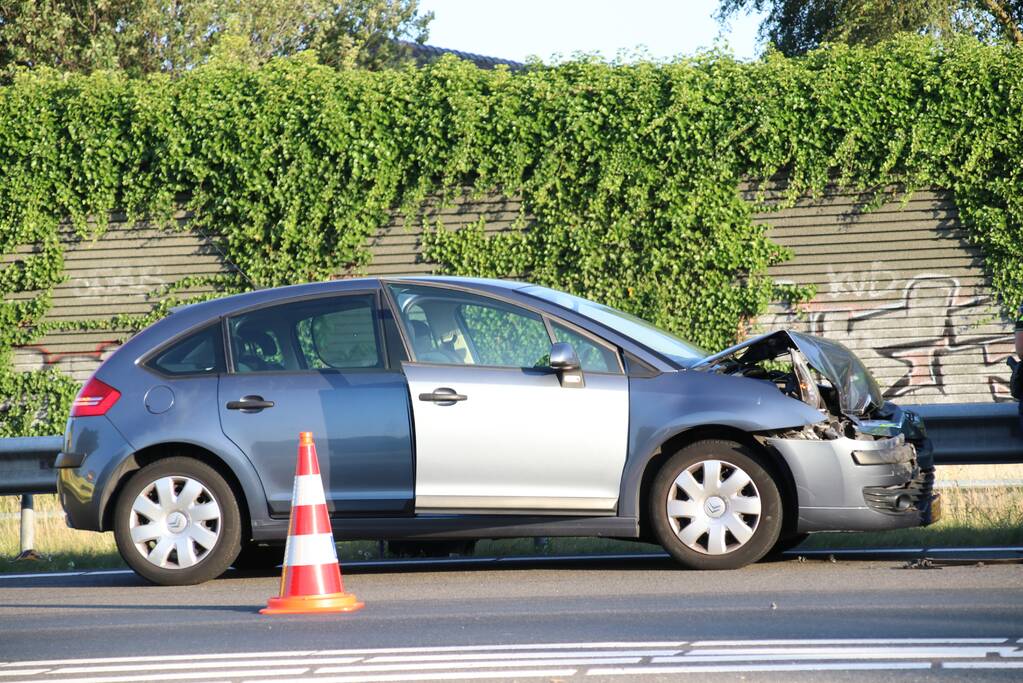 Veel schade bij kop-staartaanrijding.