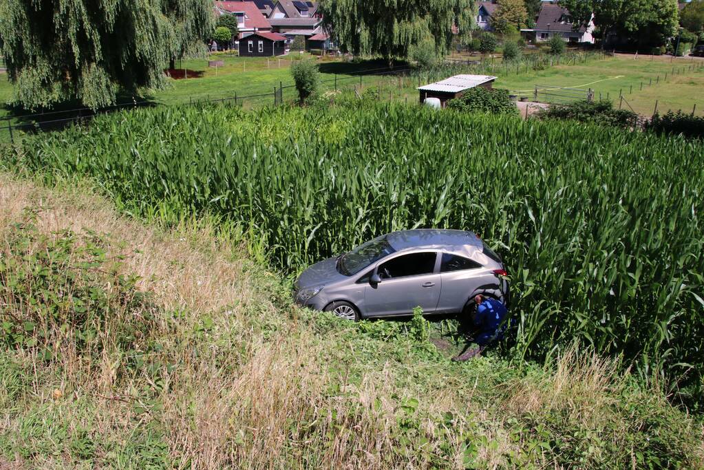 Automobilist rijdt van dijk en raakt gewond