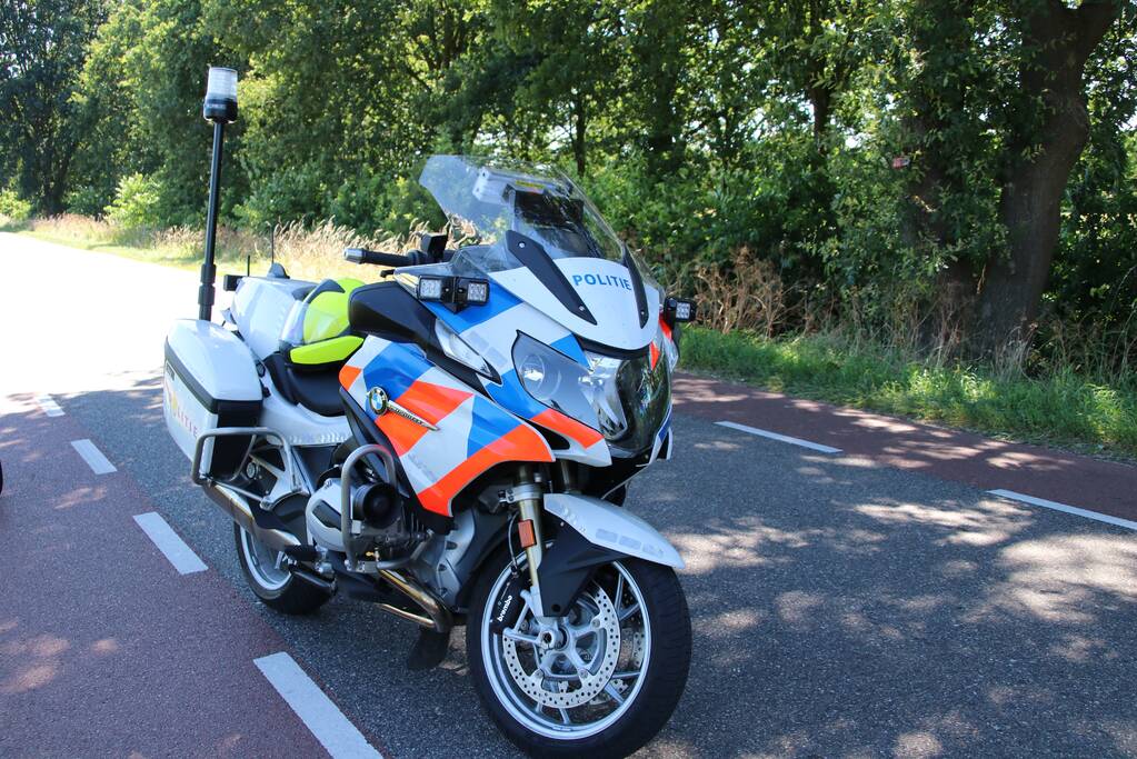 Automobilist rijdt van dijk en raakt gewond