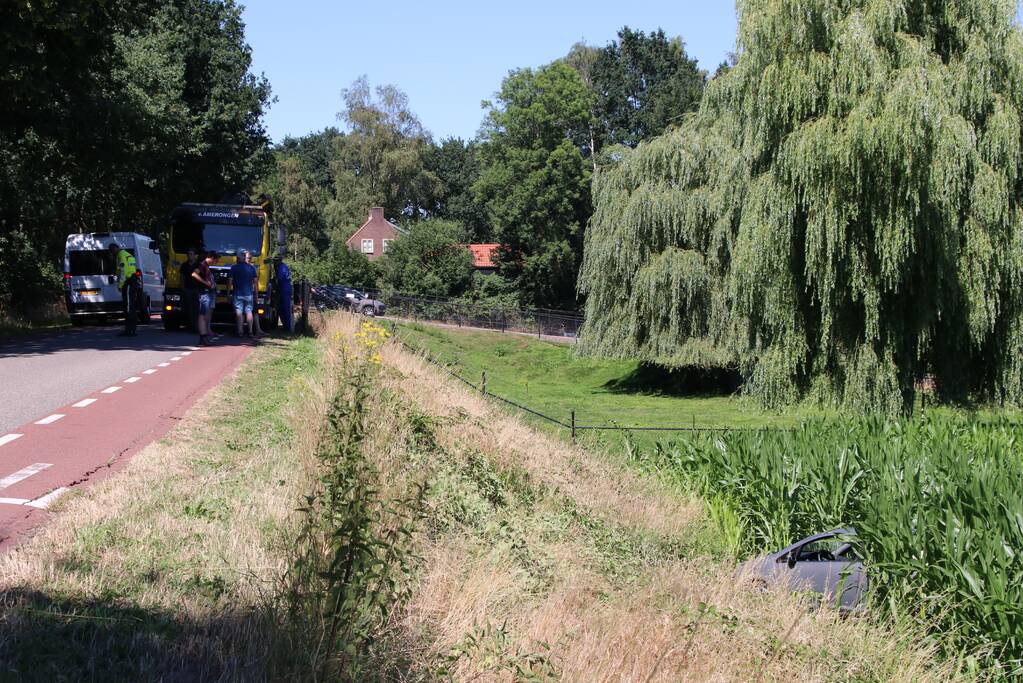 Automobilist rijdt van dijk en raakt gewond