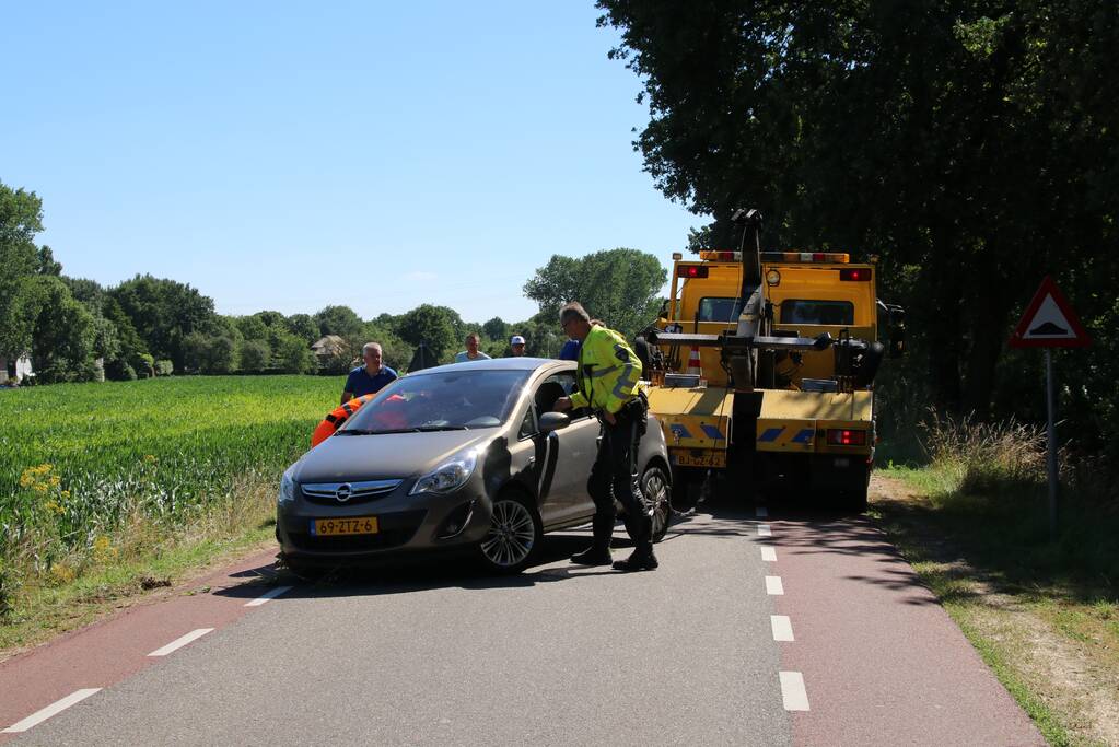 Automobilist rijdt van dijk en raakt gewond