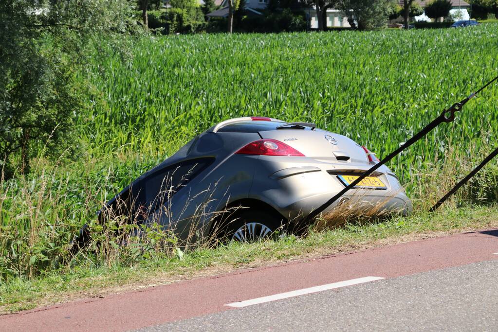 Automobilist rijdt van dijk en raakt gewond