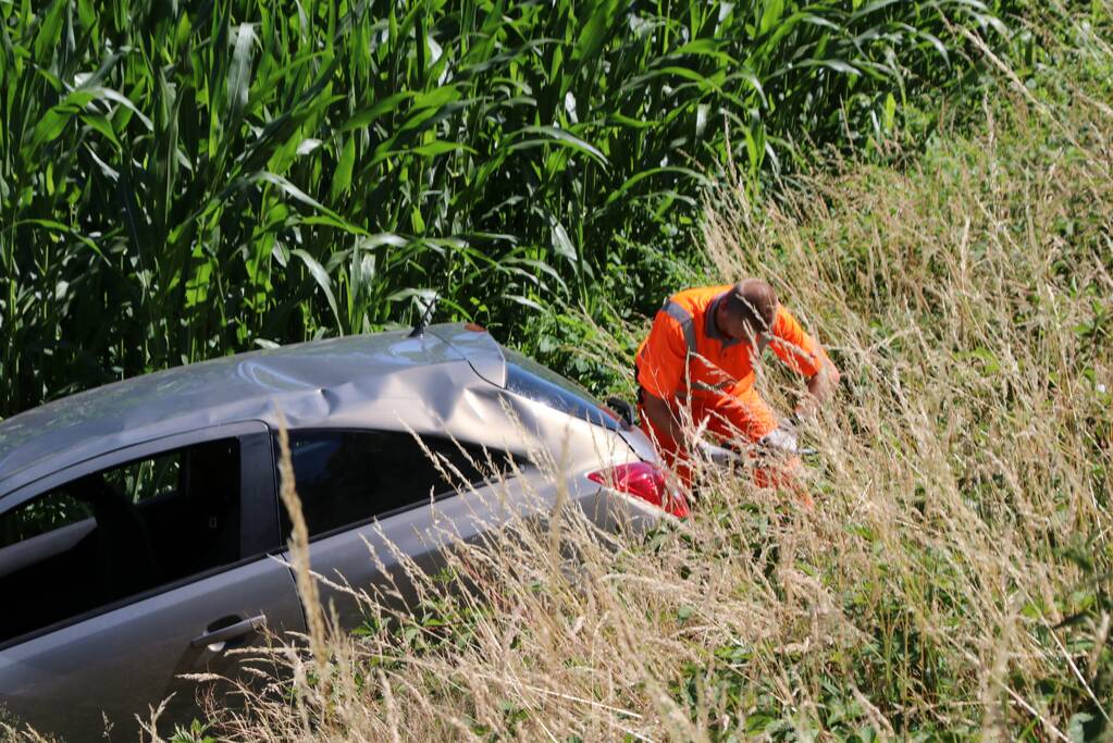 Automobilist rijdt van dijk en raakt gewond