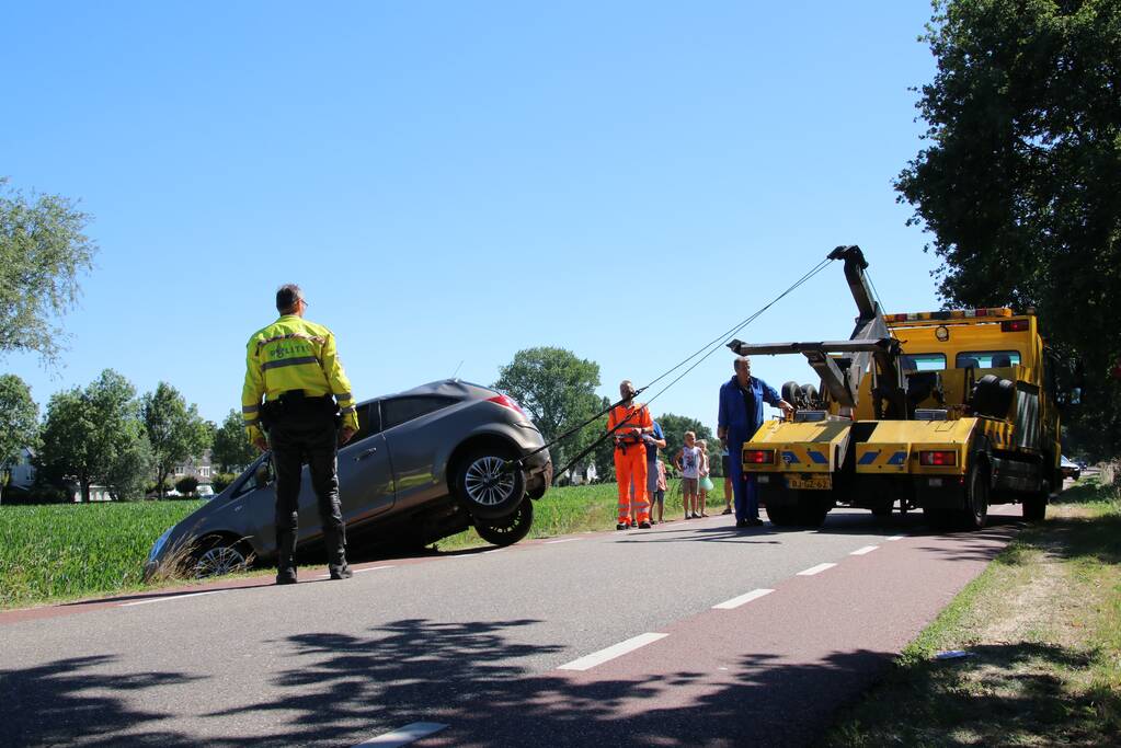 Automobilist rijdt van dijk en raakt gewond