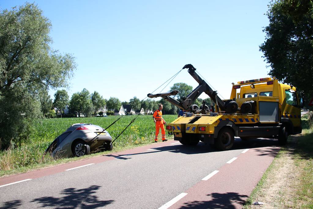 Automobilist rijdt van dijk en raakt gewond