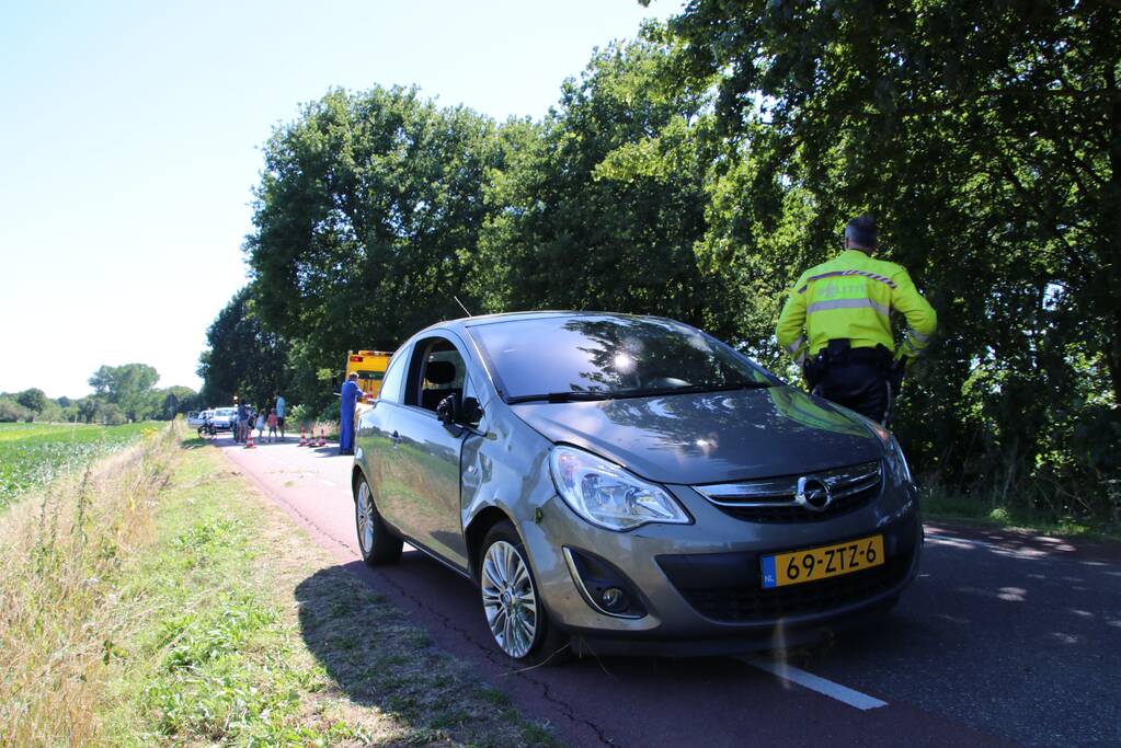 Automobilist rijdt van dijk en raakt gewond
