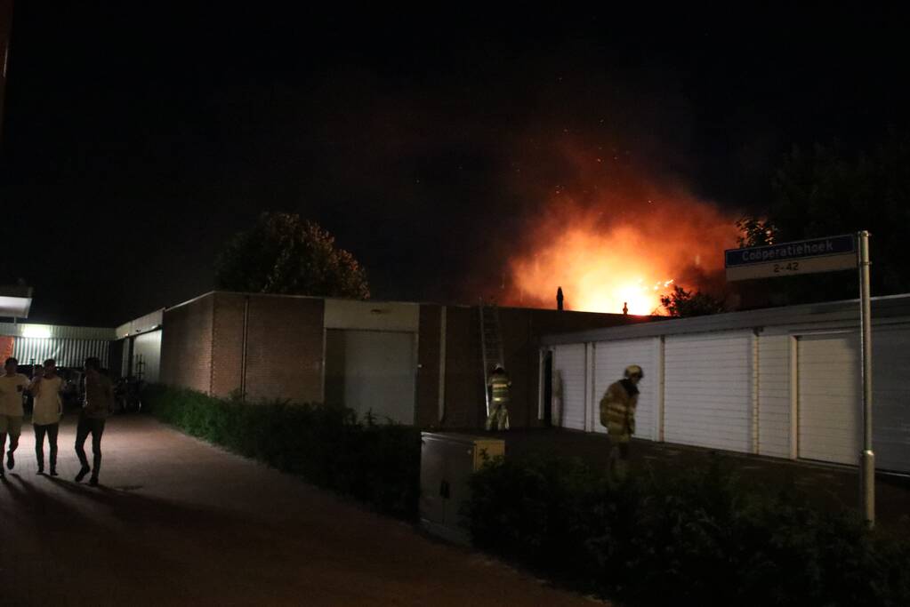 Uitslaande woningbrand boven winkel