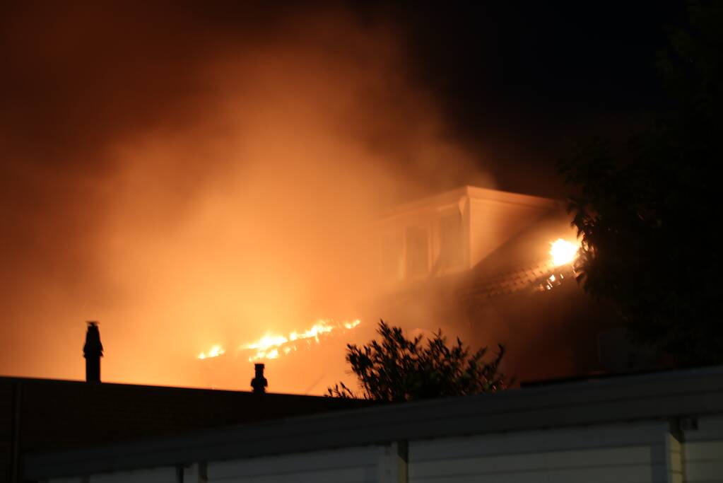 Uitslaande woningbrand boven winkel