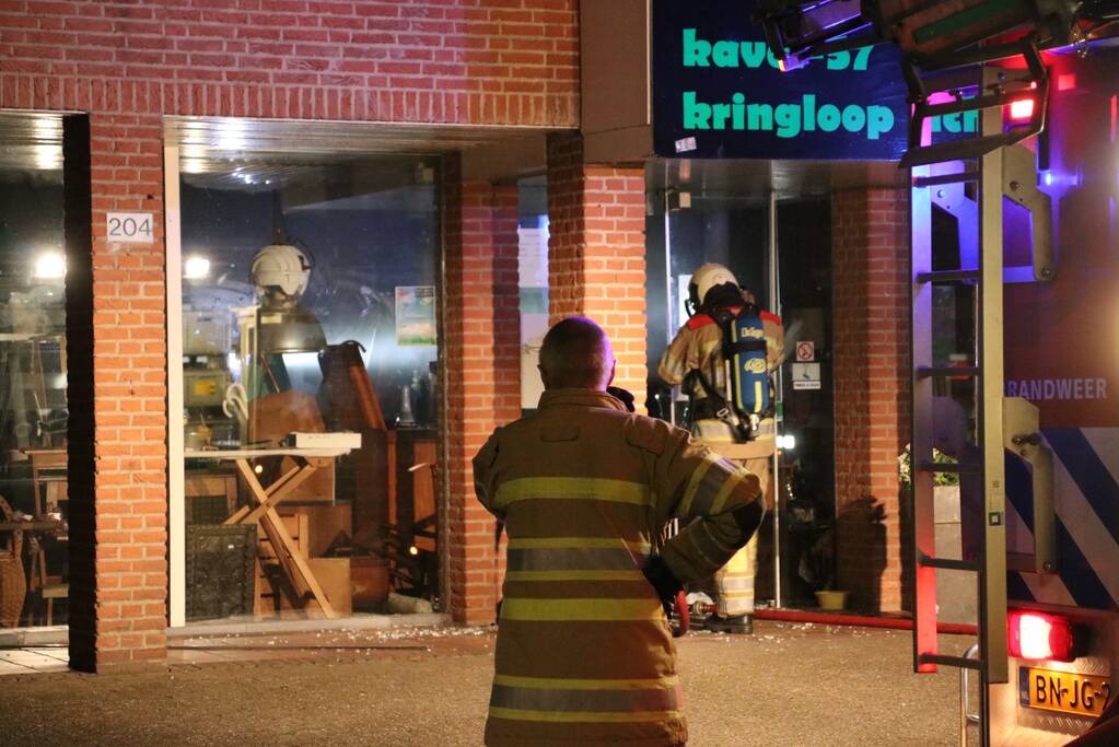 Uitslaande woningbrand boven winkel