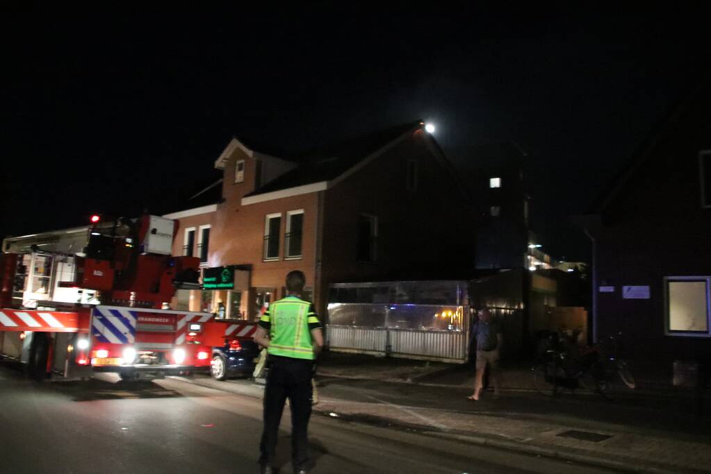 Uitslaande woningbrand boven winkel