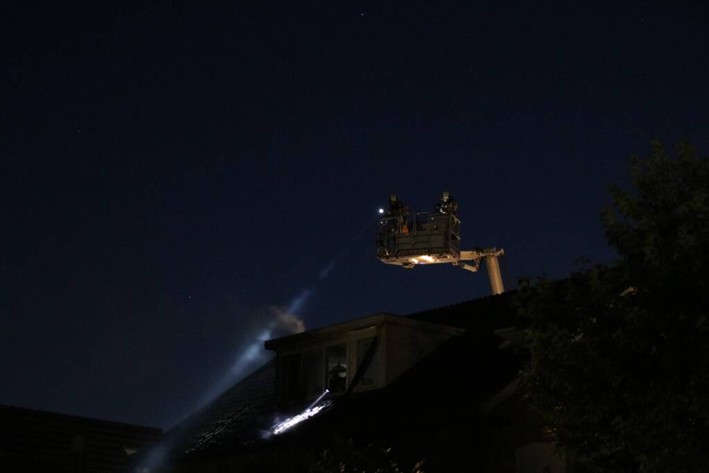 Uitslaande woningbrand boven winkel