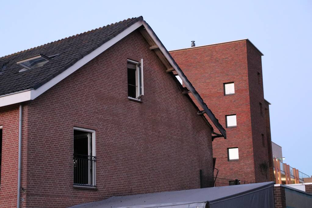 Uitslaande woningbrand boven winkel
