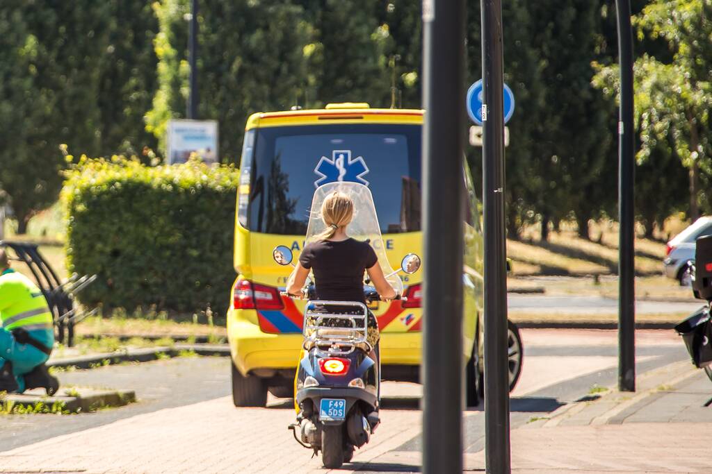 Moeder en kind vallen met bakfiets
