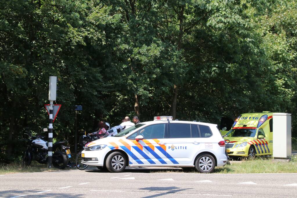 Twee lesmotoren komen tijdens rijles met elkaar in botsing